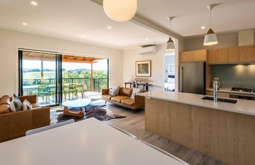 Surfdale House | Putaki Bay Villas: Oceanfront Retreat with Top Amenities