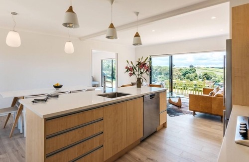 Surfdale House | Putaki Bay Villas: Oceanfront Retreat with Top Amenities