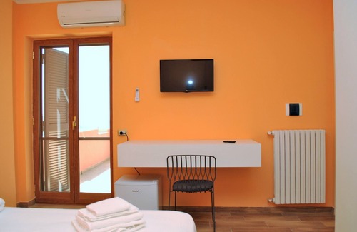 Licola Bed & Breakfast | Inviting Puteoli House: Family-Friendly with Pool & Breakfast