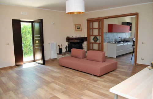 Licola Bed & Breakfast | Inviting Puteoli House: Family-Friendly with Pool & Breakfast