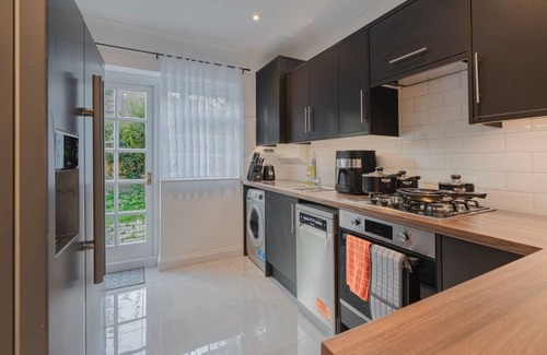 West Putney House | Putney Haven 3BD 2 Bath Sleeps 8 free WiFi/parking