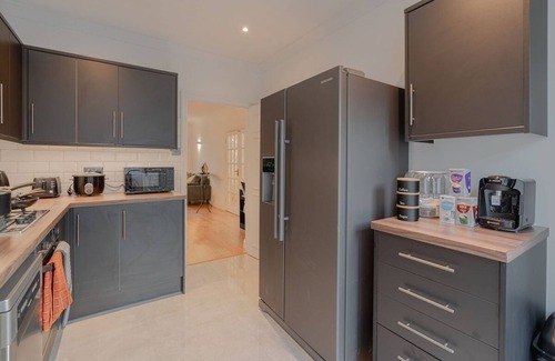 West Putney House | Putney Haven 3BD 2 Bath Sleeps 8 free WiFi/parking