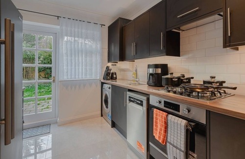 West Putney House | Putney Haven 3BD 2 Bath Sleeps 8 free WiFi/parking