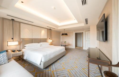 Putrajaya Hotel | Charming Putrajaya Marriott Hotel: Pool, Spa & Breakfast Included