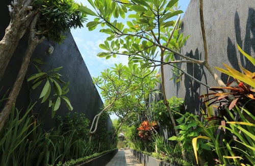 Sunset Road Villa | Relax at Putri Bali Villa: 4-Star Retreat with Pool & Breakfast