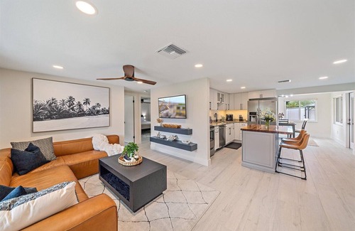 Southgate House | Pet-Friendly Oceanfront Studio Near Downtown & Lido Beach