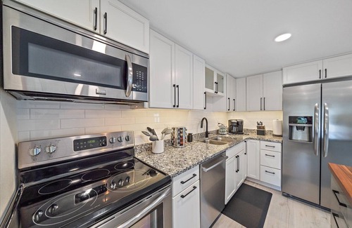Southgate House | Pet-Friendly Oceanfront Studio Near Downtown & Lido Beach
