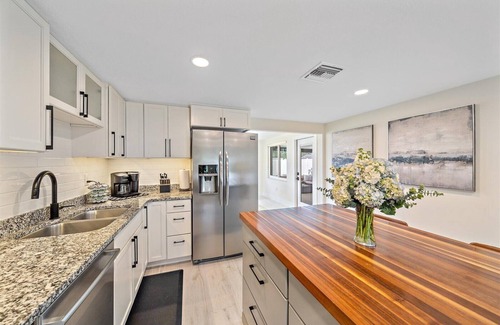 Southgate House | Pet-Friendly Oceanfront Studio Near Downtown & Lido Beach