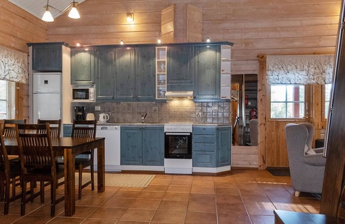 Sirkka House | Relaxing Retreat at Puuhapirtti 1 with Spa & Lake View