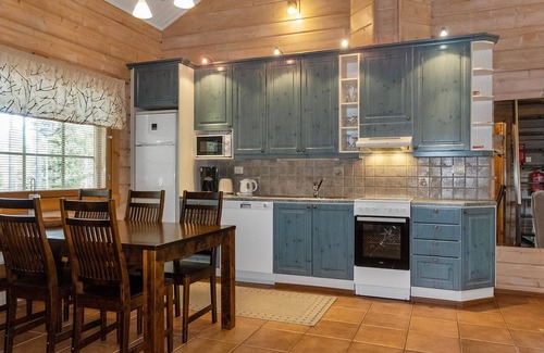 Sirkka House | Relaxing Retreat at Puuhapirtti 1 with Spa & Lake View