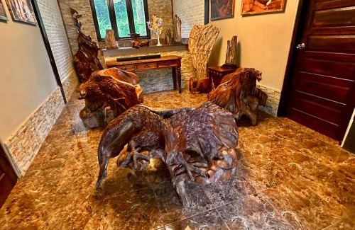 Mendut House | Cozy Puunee Guest House & Restaurant with Family-Friendly Perks