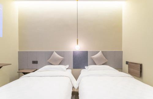 Haizhu Hotel | Convenient Stay at Puzzle Hotel near Fenghuang Subway Station