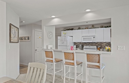 Osage Beach Condo | Scenic Lakefront Condo with Pool and State Park Views