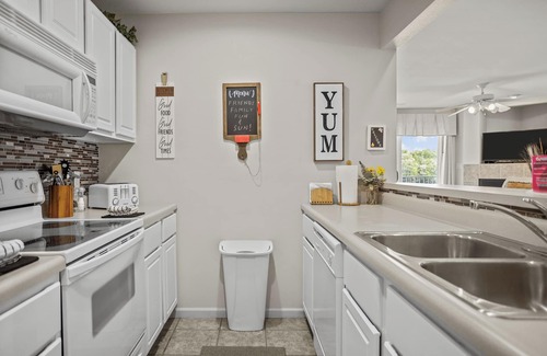 Osage Beach Condo | Scenic Lakefront Condo with Pool and State Park Views