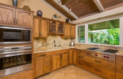 Halama Street House | Idyllic Oceanfront Retreat with Pool and Hot Tub Bliss