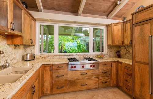 Halama Street House | Idyllic Oceanfront Retreat with Pool and Hot Tub Bliss