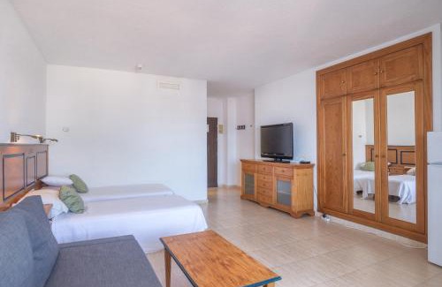 Fuengirola City Centre Apartment | Comfortable Pyr Aparthotel Studio with Pool and Family Amenities