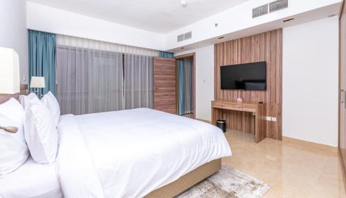 Dubai Apartment | Highly Rated Pyramisa Hotel Apartments with Pool & Kitchen