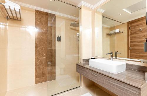 Dubai Apartment | Highly Rated Pyramisa Hotel Apartments with Pool & Kitchen