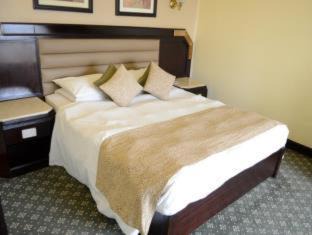 Al Duqqi Hotel | Discover Pyramisa Suites Hotel Cairo: Luxury & Family Fun