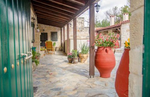 Pirgou House | Exceptional Pyrgou Villa with Shared Pool - 10/10 Rating