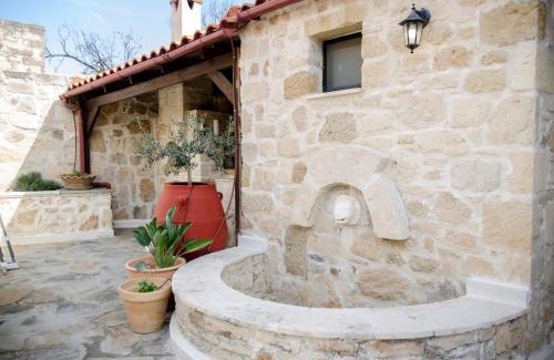 Pirgou House | Exceptional Pyrgou Villa with Shared Pool - 10/10 Rating