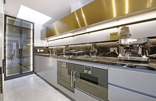Pyrmont House | Elegant Pyrmont House: Free Parking & Family-Friendly Amenities