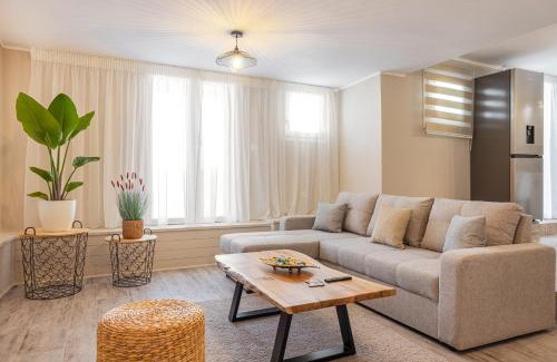 Pythagorion Apartment | Oceanfront Pythagoreio Blue Street Apartment with Terrace