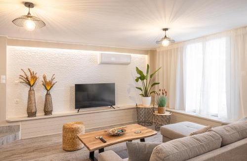 Pythagorion Apartment | Oceanfront Pythagoreio Blue Street Apartment with Terrace
