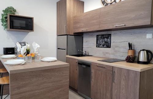 Baluty Apartment | Stylish Q Apart META: Family-Friendly with Netflix & Parking