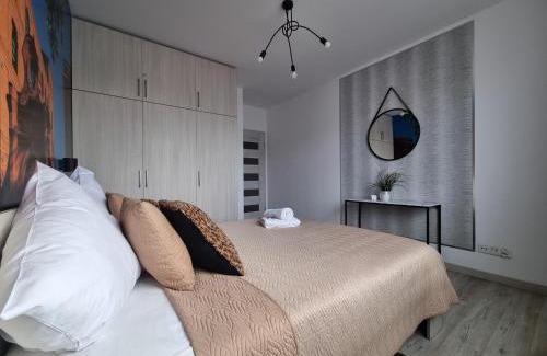 Baluty Apartment | Stylish Q Apart META: Family-Friendly with Netflix & Parking