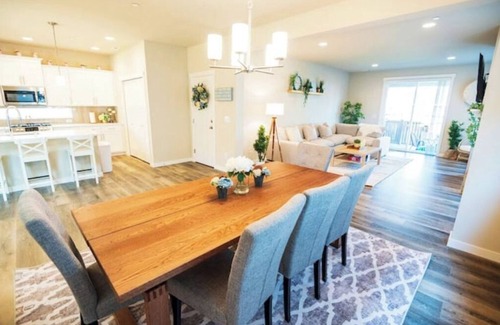 South Hill House | Discover Q House: Pet-Friendly Retreat in Puyallup