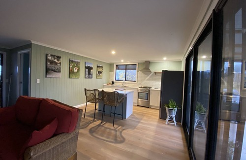 Budgee Budgee Cabin | Cozy Q1 on Crestview: Perfect 1 Bedroom Farm Stay Cabin