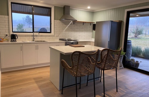 Budgee Budgee Cabin | Cozy Q1 on Crestview: Perfect 1 Bedroom Farm Stay Cabin