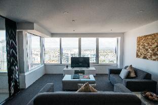 Surfers Paradise Resort | Experience Q1 Resort & Spa: 5-Star Oceanfront Retreat