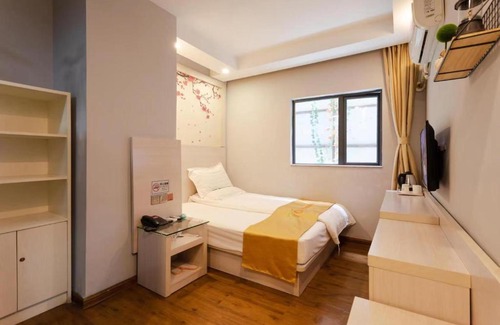 Longhua District Hotel | Convenient Qi Cheng Hotel near Shenzhen North Railway Station