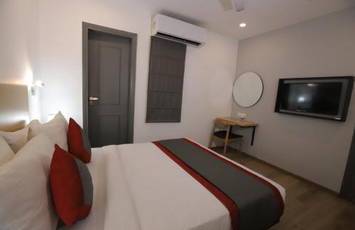 Anand Vihar Hotel | Top-Rated Qotel Hotel IP Residency Near Karkarduma Metro