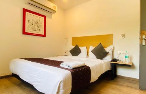 Anand Vihar Hotel | Top-Rated Qotel Hotel IP Residency Near Karkarduma Metro