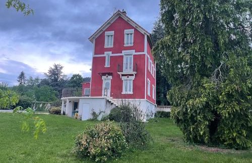 Bas-en-Basset House | Experience Qouei Eichi: A Poolside Retreat in Nature