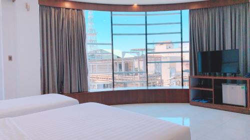 Long Khanh Hotel | Quốc Thanh Hotel: Guest Rated 8/10 with Hot Tub & Breakfast