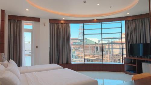 Long Khanh Hotel | Quốc Thanh Hotel: Guest Rated 8/10 with Hot Tub & Breakfast