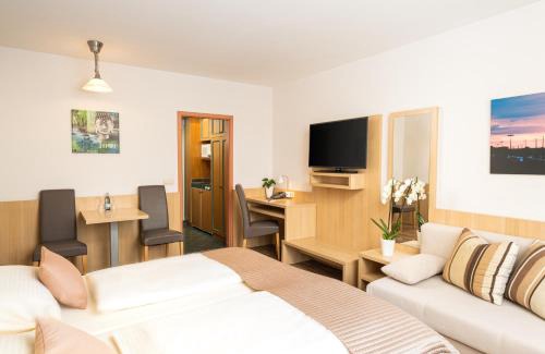Lechhausen-Ost Hotel | Discover QU Hotel Augsburg: Pet-Friendly with Breakfast