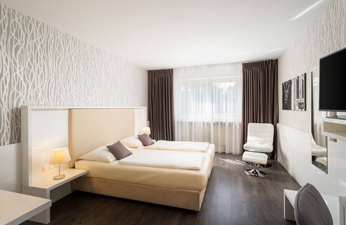 Lechhausen-Ost Hotel | Experience Comfort at QU Hotel Augsburg - 4-Star Retreat