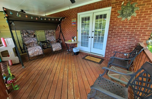 Level Plains House | Inviting Quacking Pines: Family-Friendly with Pool & Breakfast