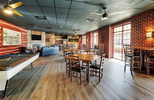 Moline Hotel | Cozy Quad Cities Retreat with Pantry & Bike Path Access