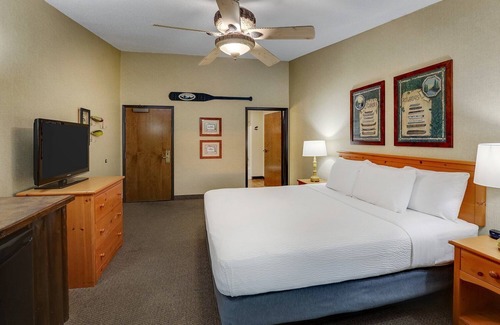 Moline Hotel | Cozy Quad Cities Retreat with Pantry & Bike Path Access