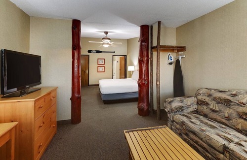 Moline Hotel | Cozy Quad Cities Retreat with Pantry & Bike Path Access