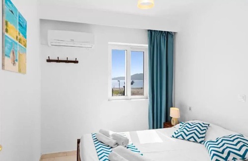 Haraki Bed & Breakfast | Sea View Quadruple Room - Perfect for Family Getaways