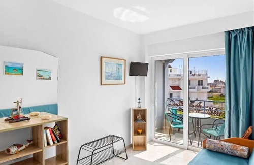 Haraki Bed & Breakfast | Sea View Quadruple Room - Perfect for Family Getaways