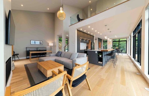 Les Eboulements Ski Chalet | Idyllic Quai Perché Cottage with River Views & Family Amenities